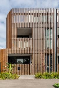 メルボルンにあるThe Bridge - Epitomising Modern Luxury by the Bayの大きな木造建築