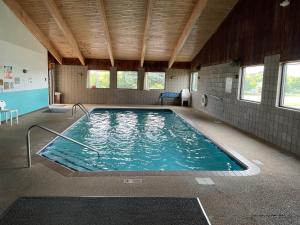 - une grande piscine dans une pièce dotée de fenêtres dans l'établissement Budget Host Inn, à Buffalo