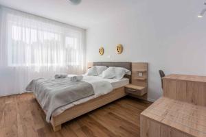 ein Schlafzimmer mit einem großen Bett und einem Fenster in der Unterkunft Holiday home in Grizane 41663 in Grižane