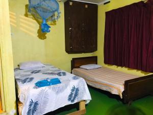 um quarto com duas camas num quarto em Coca Cola Hostel Malabe em Malabe