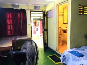 Postel nebo postele na pokoji v ubytování Coca Cola Hostel Malabe