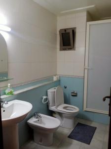 Bel appartement à skhirat plage et à 20 mn de Rabat في الصخيرات‎: حمام به مرحاض أبيض ومغسلة