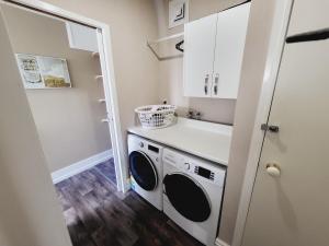 uma lavandaria com máquina de lavar e secar roupa em Central Victoria Oasis em Hamilton