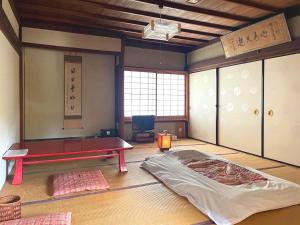 une chambre avec une table rouge dans l'établissement 清浄心院, à Koyasan
