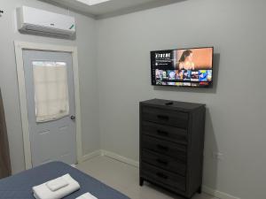 TV a/nebo společenská místnost v ubytování Mandeville Vacation Home
