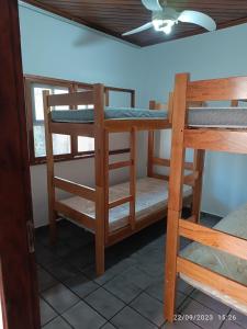 a bunk bed room with two bunk beds and a ceiling at Casa no Centro de Ubatuba in Ubatuba