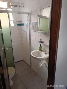 a bathroom with a sink and a shower and a toilet at Casa no Centro de Ubatuba in Ubatuba +23 photos
