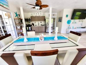 Luxury Villa Salgado في Tierras Nuevas Poniente: غرفة طعام مع طاولة بيضاء وكراسي