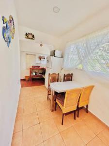 - une cuisine avec une table et des chaises dans la chambre dans l'établissement Villa Los Duendes, à Cancún