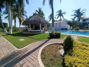 un complejo con piscina y cenador en Casa Marina Maza, en Mazatlán