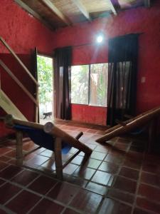 Zimmer mit einem Fitnessraum mit einer Bank und Fenstern in der Unterkunft Estadía SaraIsa in Cali