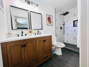 Bathroom sa Stylish home in the heart of Tempe w/ private pool