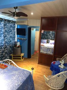 TV a/nebo společenská místnost v ubytování A TOMO MAI HOMESTAY, Close to Airport, Private Bathroom Free Parking and WiFi with High Connection and BREAKFAST OPTIONAL