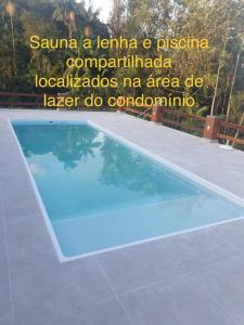 a swimming pool with the words sauna a lemuna avezvezporate at Refúgio na Serrinha do Alambari - Penedo -RJ in Resende