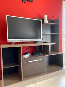 サンタフェにあるAmplio departamento céntricoの木製エンターテイメントセンターの薄型テレビ +16枚の写真