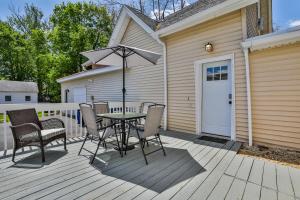 eine Terrasse mit einem Tisch, Stühlen und einem Sonnenschirm in der Unterkunft M20 Rentals Modern Apartment 2bd 1ba Centrally Located Salem, NH in Salem