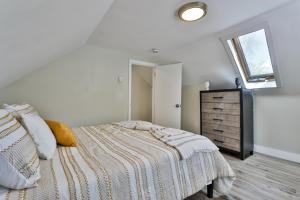 ein Schlafzimmer mit einem Bett, einem Fenster und einer Kommode in der Unterkunft M20 Rentals Modern Apartment 2bd 1ba Centrally Located Salem, NH in Salem