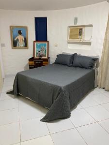 a bedroom with a bed and a air conditioner at CASA DE REVISTA em Cabo Frio in Cabo Frio +25 photos