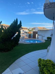 a view of a yard with a swimming pool at CASA DE REVISTA em Cabo Frio in Cabo Frio