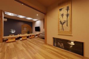sala de estar con chimenea y TV en Nagoya city - House - Vacation STAY 28742v en Minami-sotoborichō