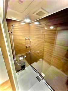 baño con ducha y puerta de cristal en Nagoya city - House - Vacation STAY 28742v en Minami-sotoborichō