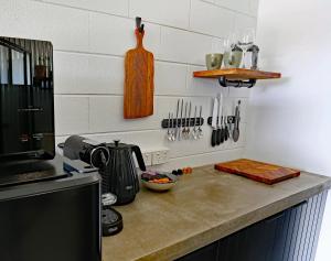 - une cuisine avec un comptoir et une cafetière dans l'établissement Motel3858, à Heyfield