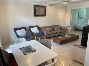 uma sala de estar com um sofá e uma mesa em Clearwater Noosa Resort em Noosaville