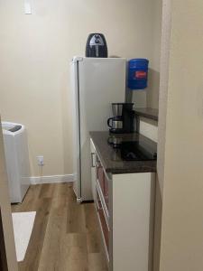 ポルト・ヴェーリョにある1104 - Residence Serviceのキッチン(冷蔵庫、カウンタートップ付)