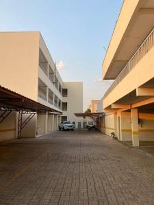 a car parked in a parking lot next to a building at apartamento inteiro in Cuiabá