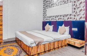 Tempat tidur dalam kamar di OYO Flagship Ls Banquet & Rooms