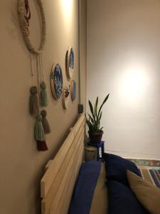 Hostal Casa Gaia في سان كريستوبال دي لاس كازاس: غرفة بها لوحات زرقاء وبيضاء على الحائط