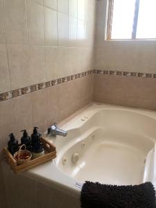 y baño con bañera y grifo. en Hostal Casa Gaia, en San Cristóbal de Las Casas