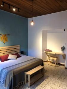 1 dormitorio con 1 cama, 1 mesa y 1 silla en Hostal Casa Gaia, en San Cristóbal de Las Casas