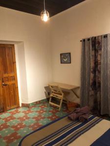 Tempat tidur dalam kamar di Hostal Casa Gaia