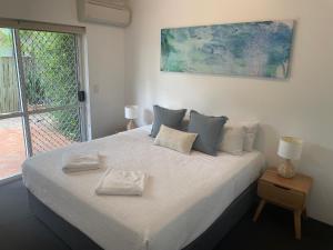 Postel nebo postele na pokoji v ubytování Clearwater Noosa Resort