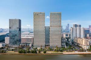 vistas a una ciudad con rascacielos altos en eStay Residence·Poly World Trade Center Guangzhou, en Guangzhou