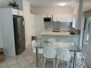 Kuchyň nebo kuchyňský kout v ubytování Clearwater Noosa Resort
