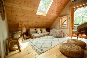 Cabaña de madera con sala de estar con sofá y ventana en LEVATA en Nasu