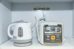 a blender and a toaster sitting on a counter at サンコート本郷通ガーデンヒルズ in Tsukisappu