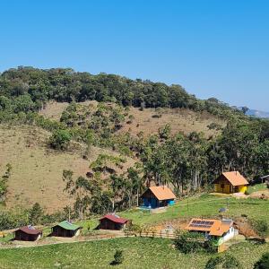 a group of houses on top of a hill at Morada da Serrinha in Santo Antônio do Pinhal