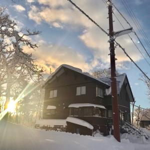 A short walk to Akakura Onsen Ski Lift and Town by Japow House v zimě