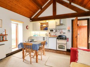 eine Küche mit einem Tisch und Stühlen im Zimmer in der Unterkunft Manifold Cottage in Grindon