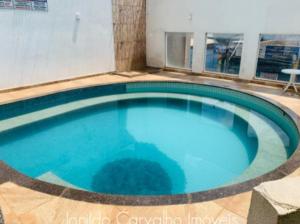 een groot zwembad in een gebouw met blauw water bij 1104 - Residence Service in Porto Velho