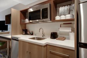 Home2 Suites By Hilton Garden Grove的厨房或小厨房