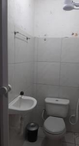 uma casa de banho com um WC e um lavatório em Casa Viçosa 5km centro em Viçosa do Ceará