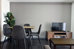 TV a/nebo společenská místnost v ubytování Sun Court Hongodori Garden Hills