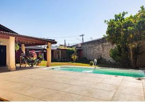 a swimming pool in the backyard of a house at Recanto Mona Paraiso no Centro da Cidade. in Pindamonhangaba