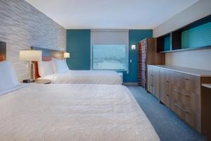加登格罗夫Home2 Suites By Hilton Garden Grove的有两张床和一台电视的酒店房间 更多26张照片