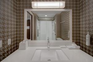 Home2 Suites By Hilton Garden Grove的一间浴室
