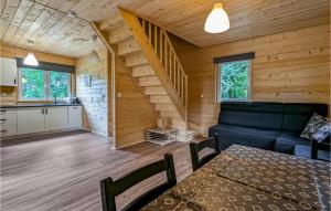 Cabaña de madera con sala de estar y cocina. en Nice Home In Karszewo With Wi-fi en Karszewo